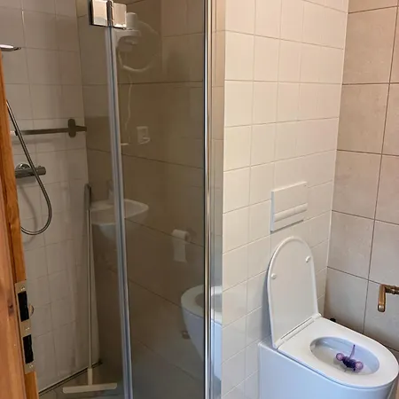 Airport Prague - V Dome Se Zahradou Privatunterkunft
